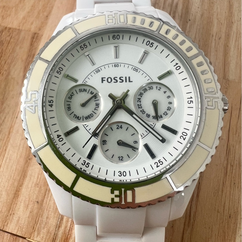 Fossil ladies white resin sporty watch NEW BATTERY